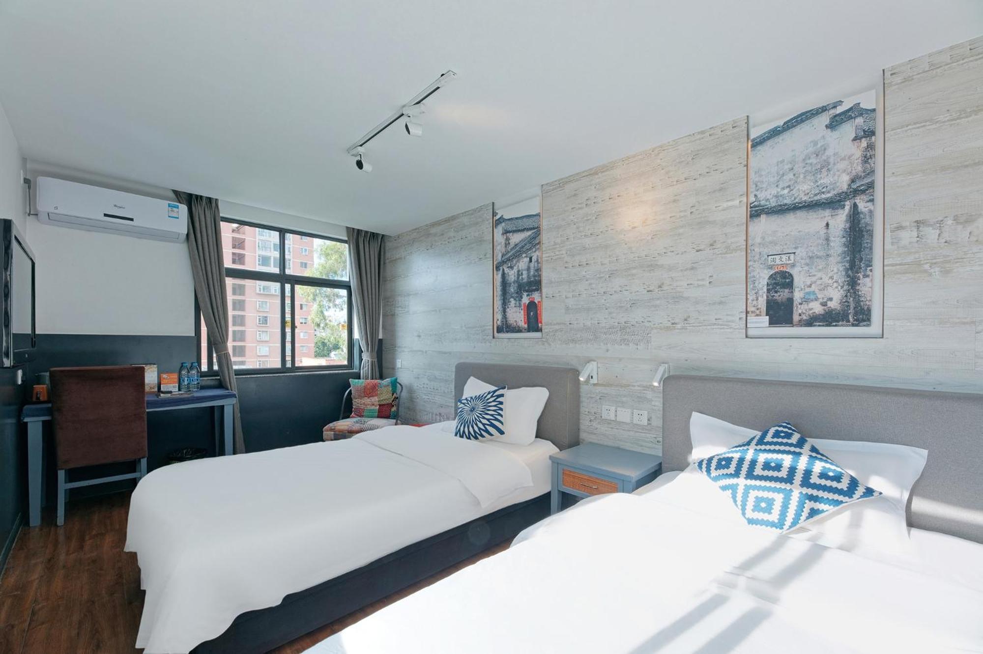 Kunming Upland International Youth Hostel Near The City Center ,2 Mins Walk To The Subway, 2 Mins Walk To The Green Lake, Close To Yuan Tong Temple, Old Street, Yunnan University, Convenient Payment And Visa Cards Are Accepted Kültér fotó