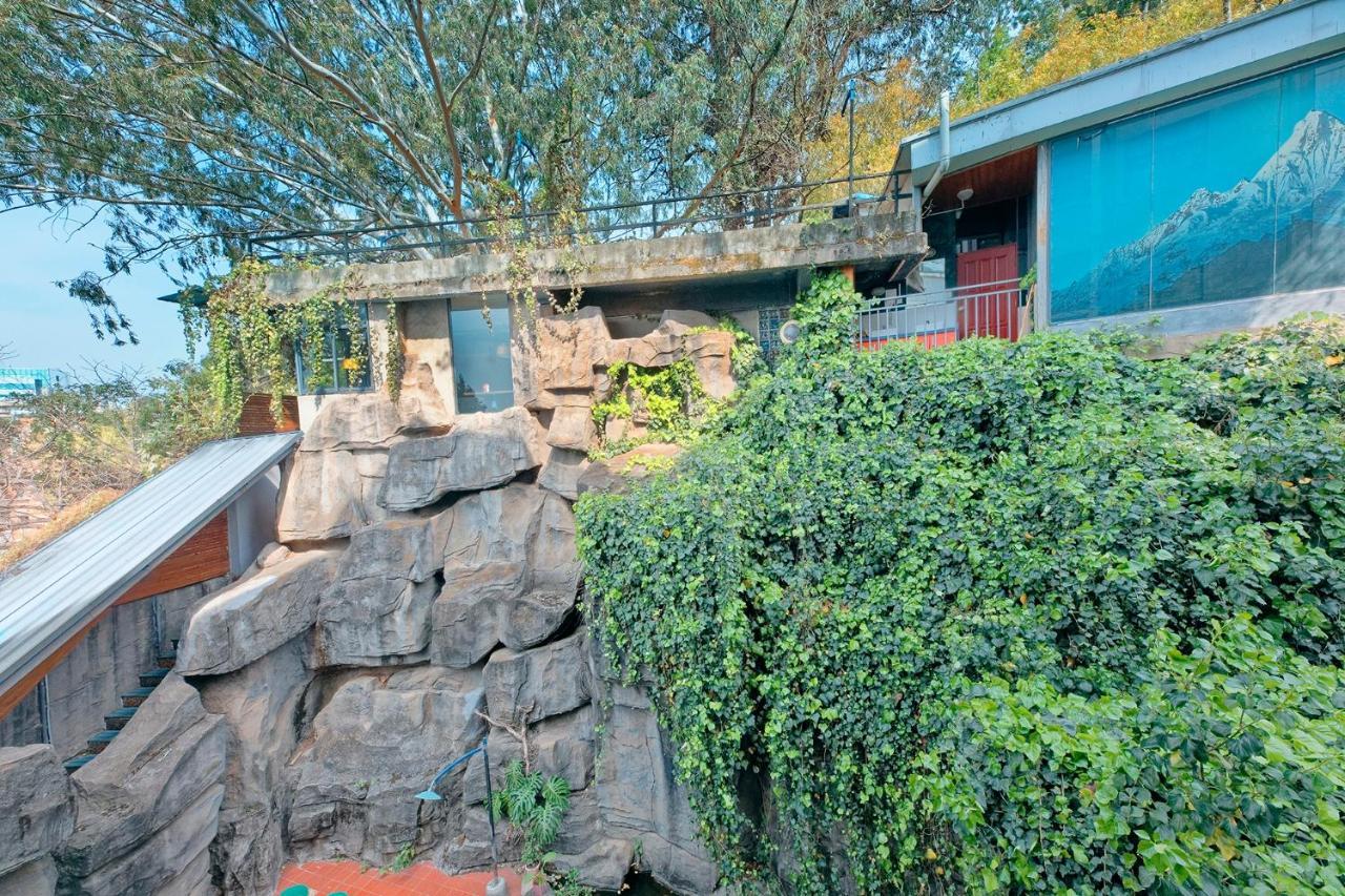 Kunming Upland International Youth Hostel Near The City Center ,2 Mins Walk To The Subway, 2 Mins Walk To The Green Lake, Close To Yuan Tong Temple, Old Street, Yunnan University, Convenient Payment And Visa Cards Are Accepted Kültér fotó